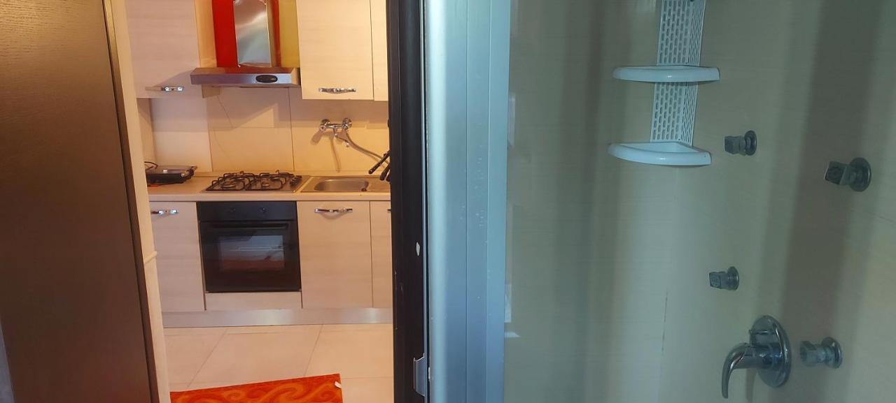 Stanza In Villa Con Giardino Con Box Doccia Idromassaggio Rent A Car Aci Bonaccorsi Exterior foto