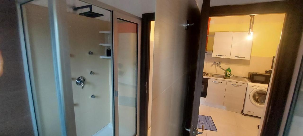 Stanza In Villa Con Giardino Con Box Doccia Idromassaggio Rent A Car Aci Bonaccorsi Exterior foto